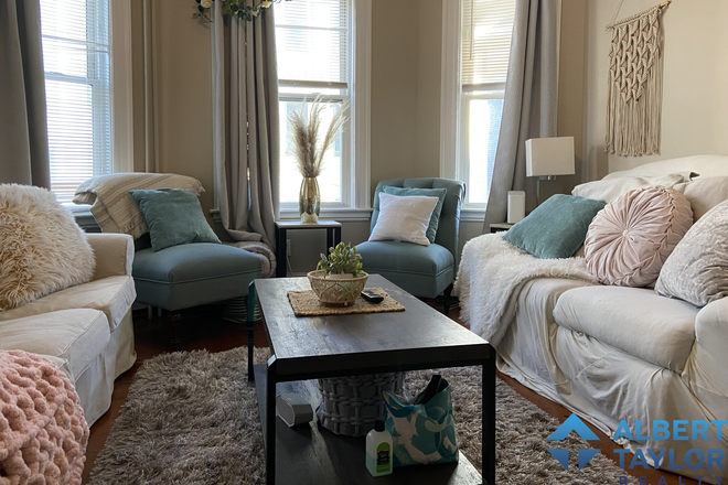 Living Area - Cheap 5 Bedroom in Mission Hill on Sunset Street!! Apartments