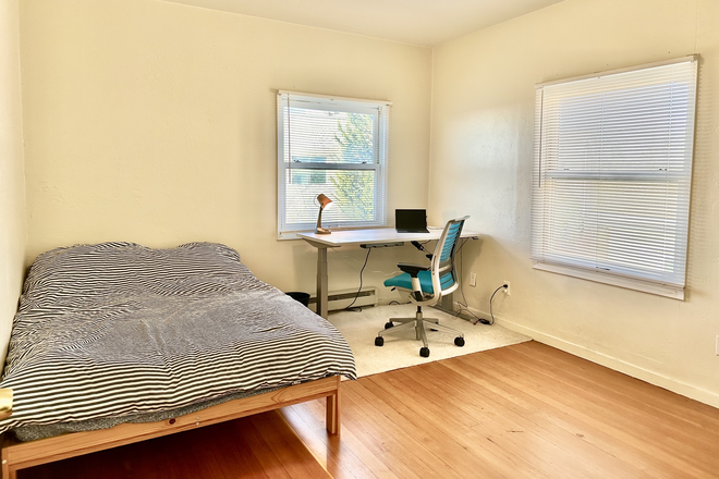 Bedroom furniture - Sunny upstairs room available two blocks north of campus