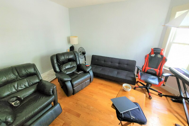 old living room - 8 min walk to Fields Corner MBTA Dorchester|3rd floor: 4 bed 1 bath 1 spot open) |2nd floor(4 spots) Apartments