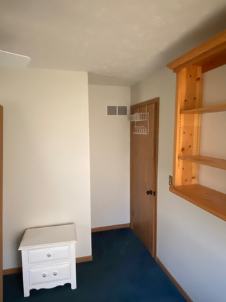 Bedroom - An enclave of nature close to campus w/hot tub and great views House