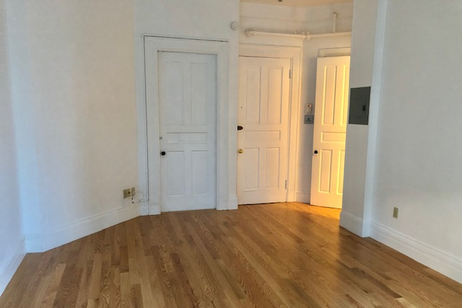 STUDIO - NO BROKER FEE - SPACIOUS UNFURNISHED STUDIO AT 248 NEWBURY STREET AVAILABLE SEPTEMBER 1, 2026 Apartments