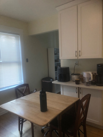 one  years old Kichen, the dishwasher, disposal, eating kitchen, microwave - walking distance to campus, nice neighborhood, multi parking plus garage, big nice basement