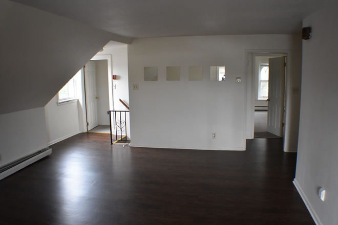 Entry/living room - 2 Bedroom apartment available for up to 4 students