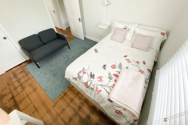 Bedroom - Room w/Private Bathroom ONLY - 25 minutes walking from AU House