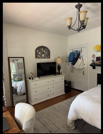 Bedroom - Sublease for Spring 2027, 3 minute walk from campus, great location House