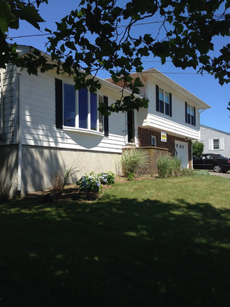 Front of House - Available for a group of 3! Beautiful 3 bedroom home in Sand Hill Cove!