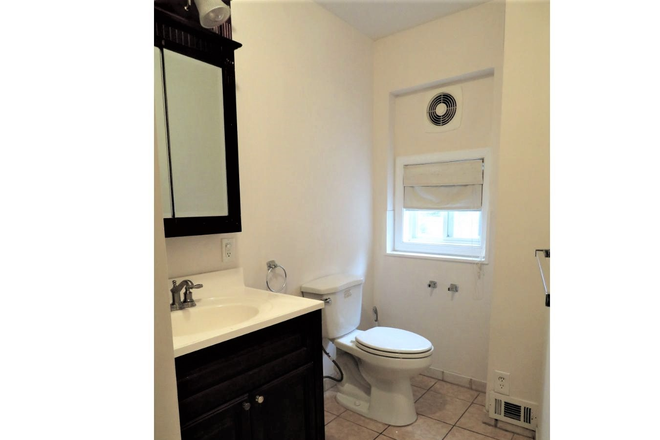 Bathroom - Manayunk 4 bedroom 2 bath - near St Joe's and Jeff U House