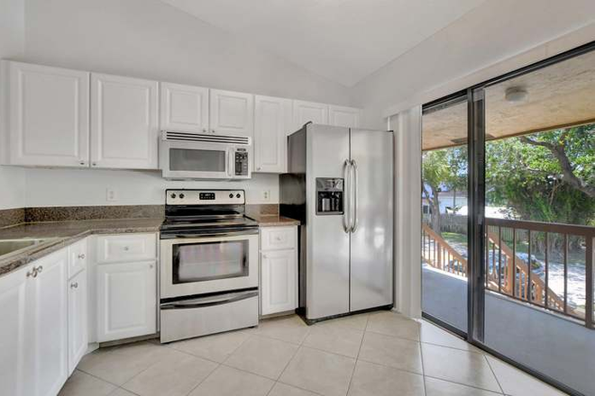 Kitchen - Seeking Roommate to Share a 2 Bedroom/2 Full Bath Condo (12 Month Lease)