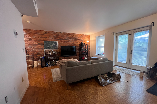  - Duplex Condo in Kendall w Parking, AC, Laundry in Unit