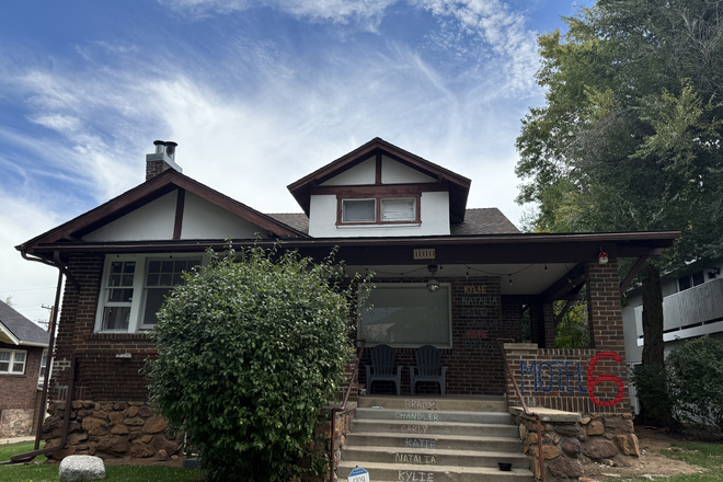 Outside street view - Room in house on the hill 5 mins away from campus