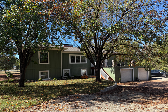 Front of House - House 3 miles from Campus- 4 Bedrooms/4 Bathrooms   - Need to Fill Last Room