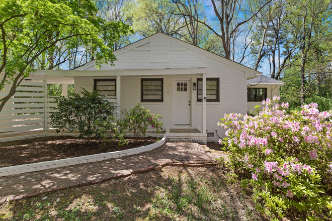 Outside - Renovated 5-Bed House for Students | Luxury Finishes | Huge Yard