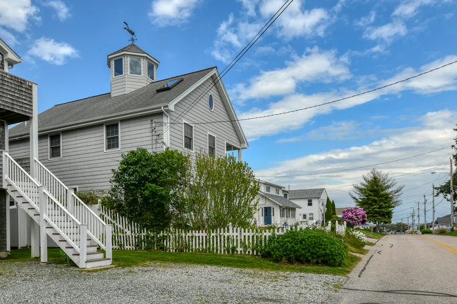 Exterior - Double Deck 3 Bedroom Home Close to Ocean