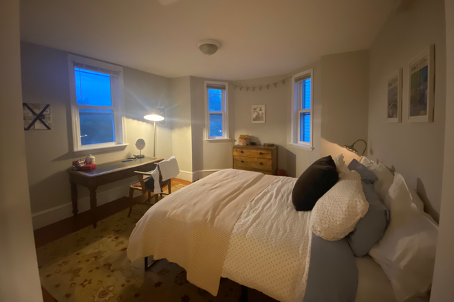 bedroom available - 820 Parker Street Apartments