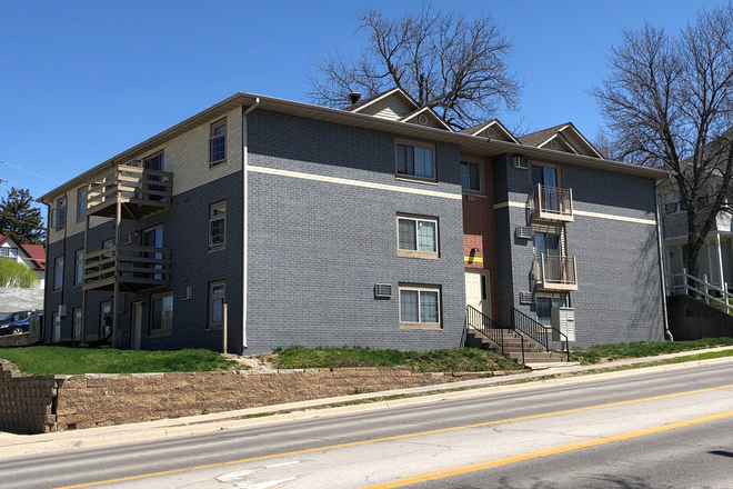 Outside - 2 & 3 BEDROOM APARTMENTS - 2 BLOCK FROM CAMPUS - With FREE IMON Internet!!!