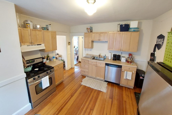 Kitchen - SPACIOUS 3 bed / 2 bath in Jamaica Plain! Available NOW!! Apartments