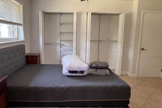 room with private bathroom - furnished room with private bathroom House