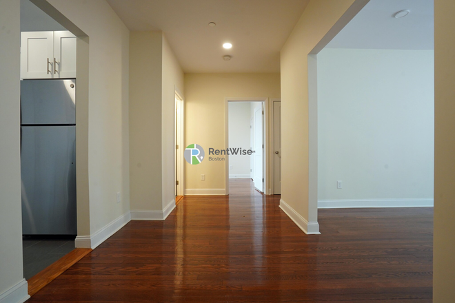 1 - SEPT 2026-Gorgeous Brighton 2 bed. New Renovation! PORCH, NO FEE Apartments