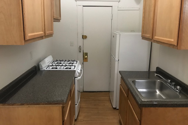 Hub Realty - Handy 2 bedroom split, private entrance, ground level Apartments