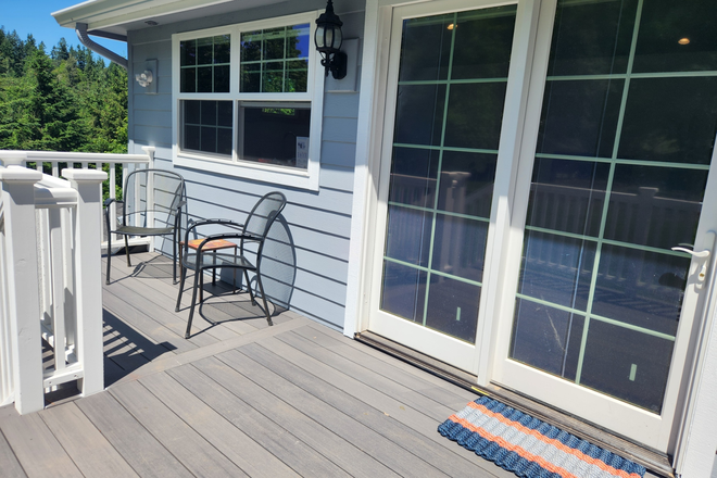 Separate entrance/deck - Peaceful Studio House