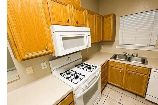 kitchen - 3 Bed, 3 Bath MINUTES from Campus Townhome