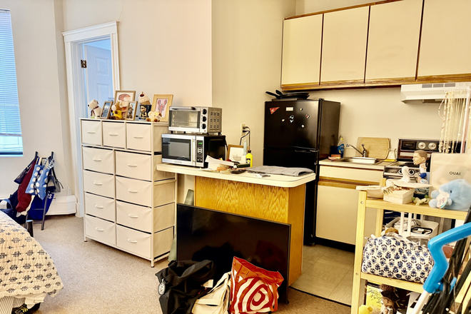 1 - BU South Studio unit top floor of an elevator building 9/1 no fee