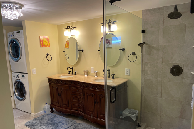 Private bathroom with washer/dryer - Short term:Furnished suite-Chestnut St-Princeton House