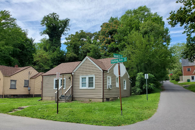 House - House on Harding, 1 room available