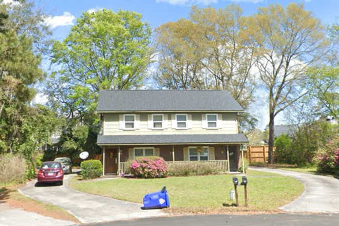 Duplex - Commercial row A , less than 5 miles from MUSC and less than 5 miles to Folly Beach.