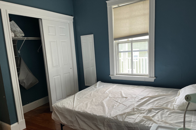 Bedroom - updated: $1250/mth Bedroom in shared apartment. Summer rental or longer. great location.