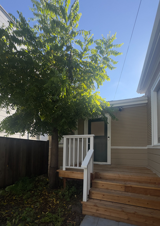 Front entrance - Quaint cottage great for one person or a couple, walking distance to campus.