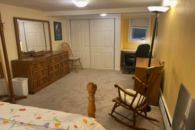 your huge bedroom is comfortably furnished - Great, huge bedroom in beautiful house 5 minute walk to DU.