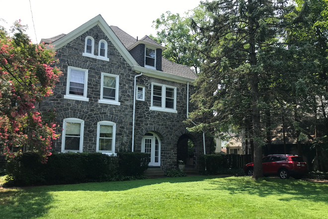 shared lawn - Large hardwood floor apartment near Campus!