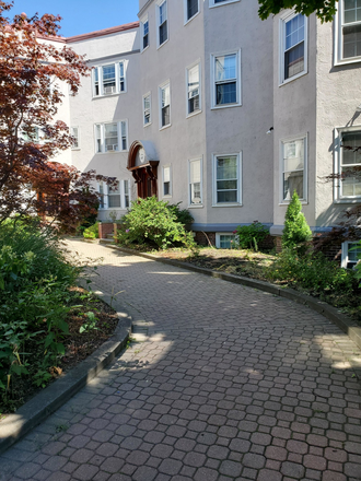 - - Close to Campus! Spacious 2 Bed w/ Heat & Hot Water Included w/ Laundry in Building Apartments