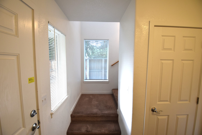 Entry stairs - Room in House 6 Minute drive from Campus