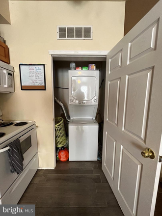 Washer/dryer - 1429 W Norris St unit B Apartments