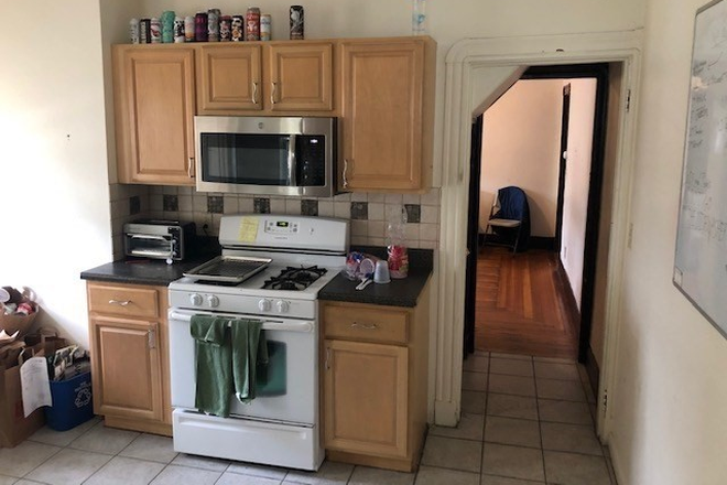 Kitchen - Spacious 4 bed 1 bath Close to Campus! Avail. 6/1/2025! Apartments