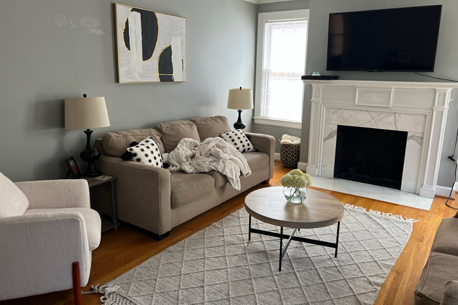 living room - Awesome 3 bedroom with 2 full baths----1750 sq ft---private parking--great location---near campus--- Duplex