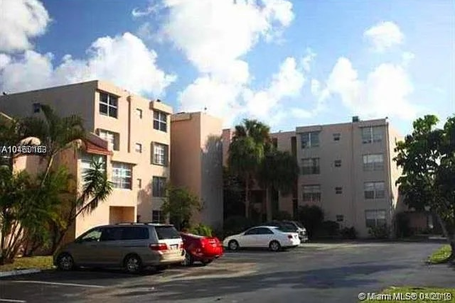building and parking - Pine Island Ridge, close to NSU campus Condo