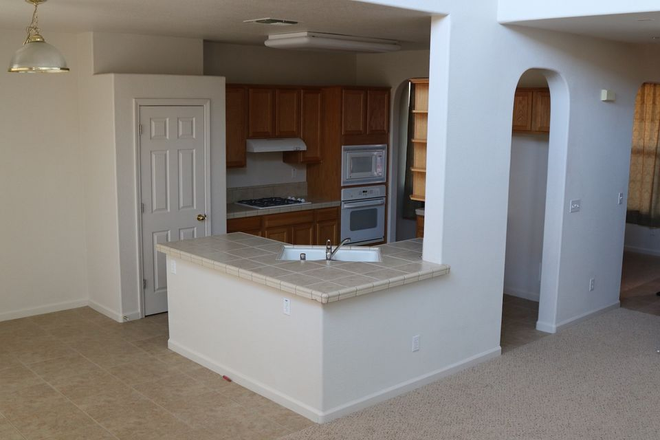 kitchen - bellevue ranch house with multiple rooms available, near cat tracks $350/$500