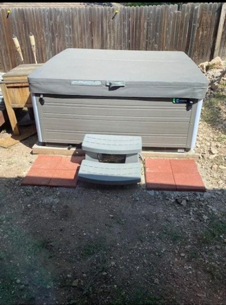 Salt-water hot tub - Furnished Room for Rent House