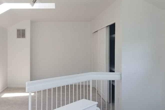Room - Room in shared home for female-Haymarket Ct-East Windsor