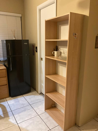 Bookshelf - (AVAILABLE NOW) Quiet room in Family Home near the University of Miami (Coral Gables Campus)