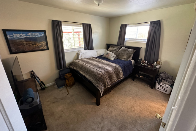 bedroom - Bedroom Available June 1 in 3bd/2bath house 1.5 miles from Anschutz Campus