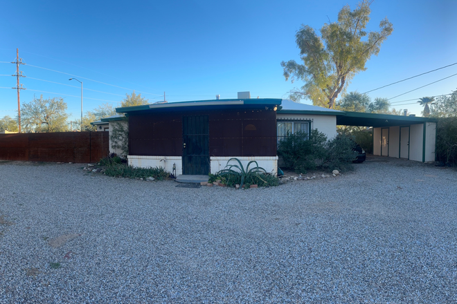 House and front yard with extra parking - The Skylight House in Palo Verde with Large Yard