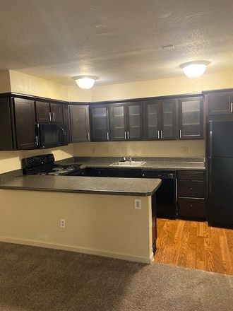 Kitchen area - Glenwood Apartments