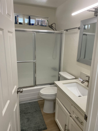 bathroom - Minerva house ~5 mins to UCR