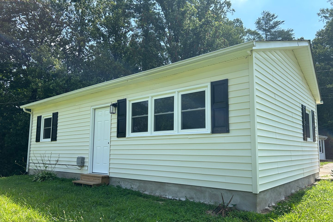  - Cute Cottage Overlooking a Wooded Area