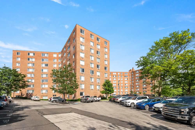 Outside Street View - 100 York Apartments