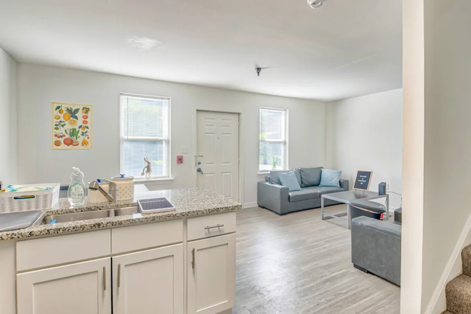 Kitchen+ Living Room - Marshall Park Townhomes, single room with private bathroom less than 10 min walk to campus